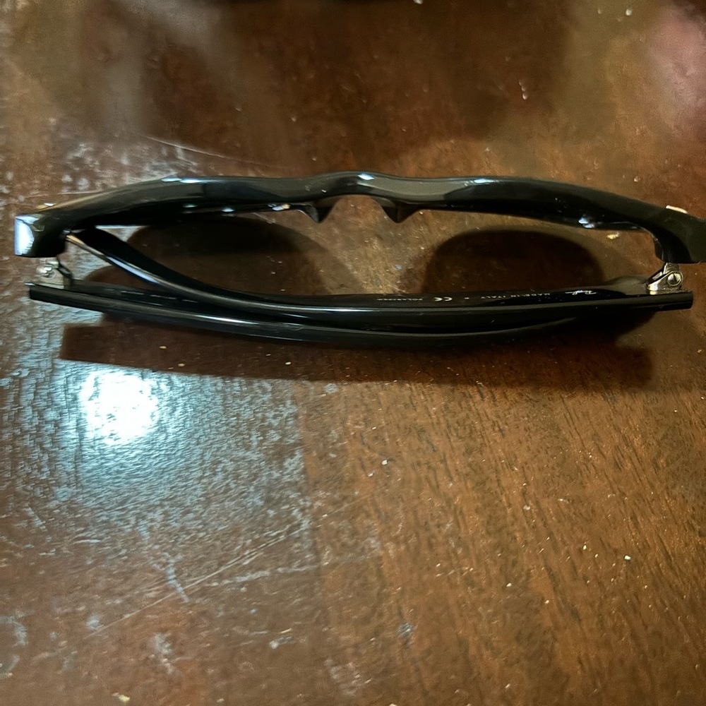 Rayban Wayfarer Sunglasses with Case- black with black lenses; Polarized - Picture 2 of 4